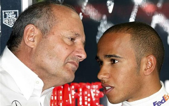 PED PRVNÍM TITULEM. Ron Dennis s Lewisem Hamiltonem v roce 2008.