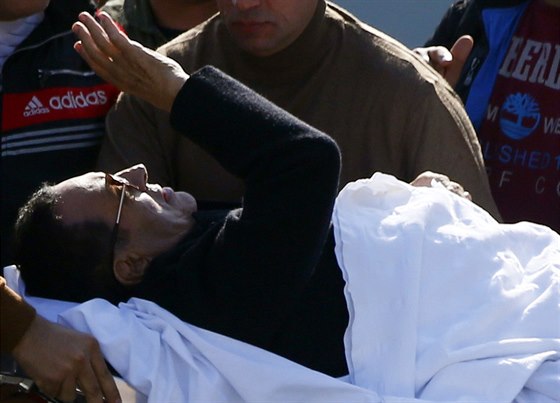 Mubarak zdraví své píznivce ped odjezdem do káhirské nemocnice (29. listopadu)
