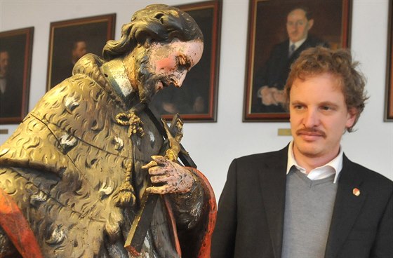 Námstek opavského primátora Dalibor Halátek pivezl barokní sochu svatého Jana...