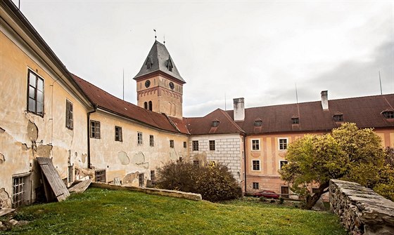 Nad Vimperkem stál pvodn ran gotický hrad, pozdji pestavovaný, v 19....