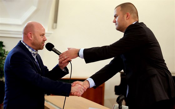 Stídání stráí. Libora ástku z ODS (vlevo) nahradil ve funkci starosty Brna-sted Martin Landa (ít Brno).