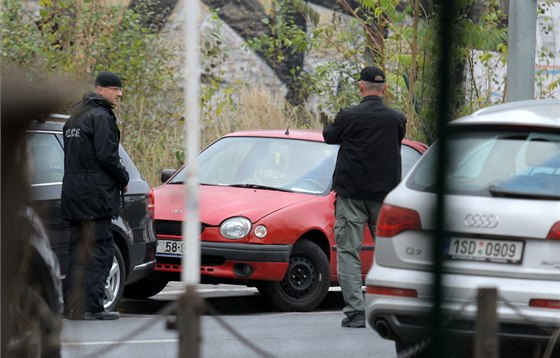 Policisté Konvovu ulici uzaveli, aby mohl pyrotechnik podezelou krabiku provit. Ilustraní snímek