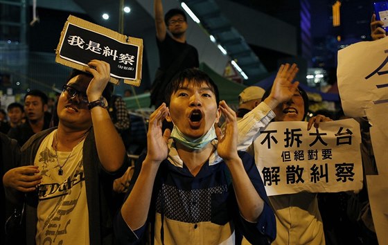 Centrum Hongkongu stále okupují demonstranti, by u je jich o poznání mén...