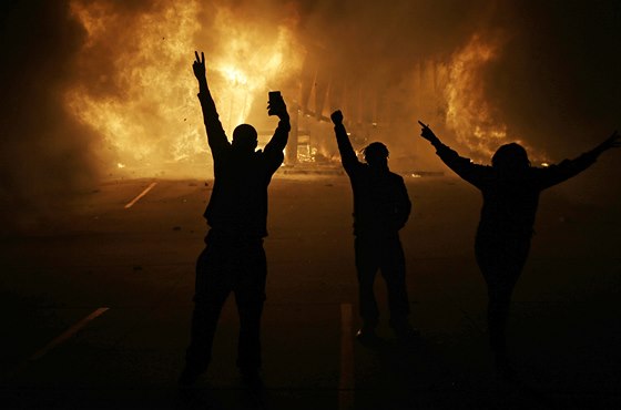 Rozzlobení ernoi zapalují ve Fergusonu domy i auta. Policie uzavela vzduný...