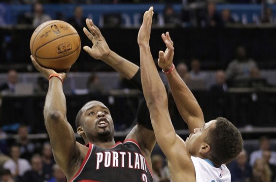 Wesley Matthews z Portlandu stílí, brání ho Brian Roberts z Charlotte. 