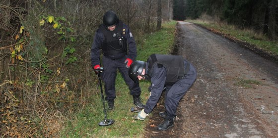 Pyrotechnici prohledávají okolí vybuchlého muniního skladu ve Vrbticích.