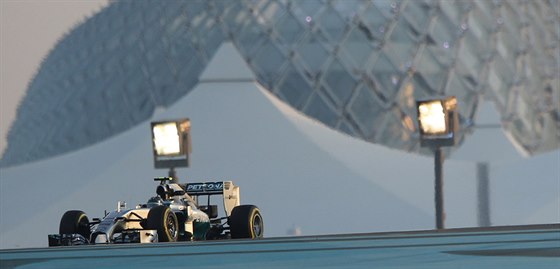 Lewis Hamilton v tréninkové jízd ped Velkou cenou Abú Zabí formule 1.