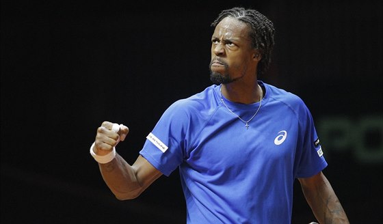 Francouzský tenista Gaël Monfils v duelu s Rogerem Federerem ze výcarska ve...