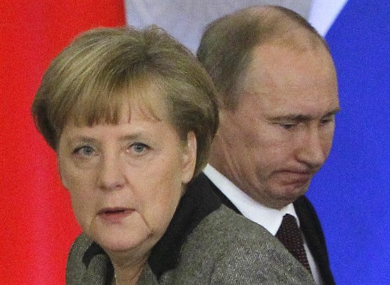Nmecká kancléka Angela Merkelová s ruským prezidentem Vladimirem Putinem na...