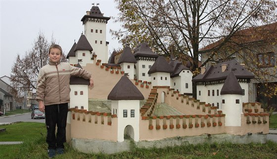 Náves ve Vrbátkách na Prostjovsku zdobí od meziváleného období modely hrad...