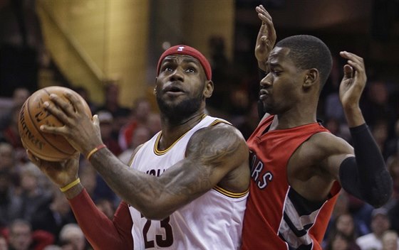 LeBron James (23) z Clevelandu uniká kolem Terrence Rosse z Toronta.