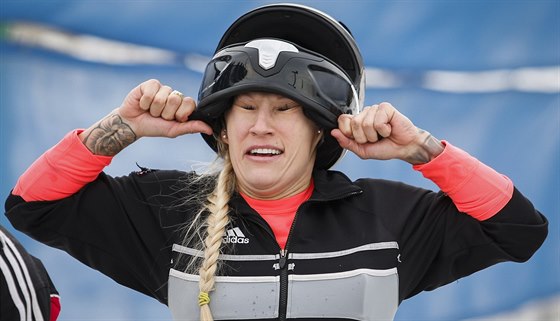 Kanadská bobistka Kaillie Humphriesová pilotuje tybob - a za ní sedí ti mui.