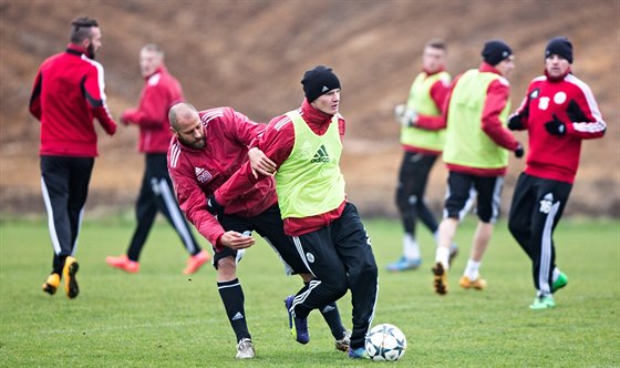 Trénink eskobudjovických fotbalist: Ondej Herzán (vlevo) se pokouí obrat o...