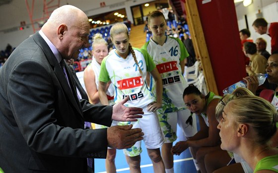 Jan Bobrovský hovoí bhem time-outu k basketbalistkám IMOS Brno.