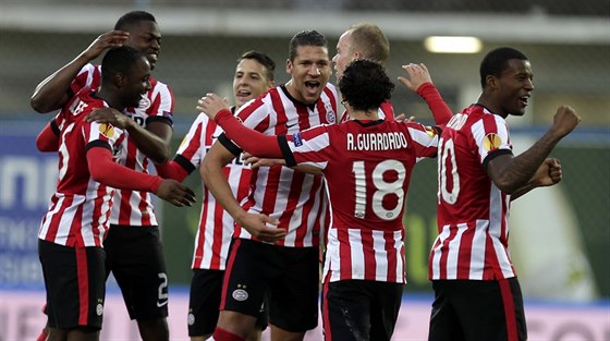 Fotbalisté PSV Eindhoven oslavují remízu v Estorilu a s ní i postup do dalí...