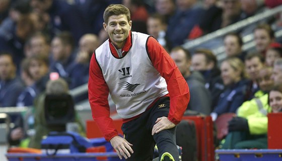 Steven Gerrard z Liverpoolu se protahuje.