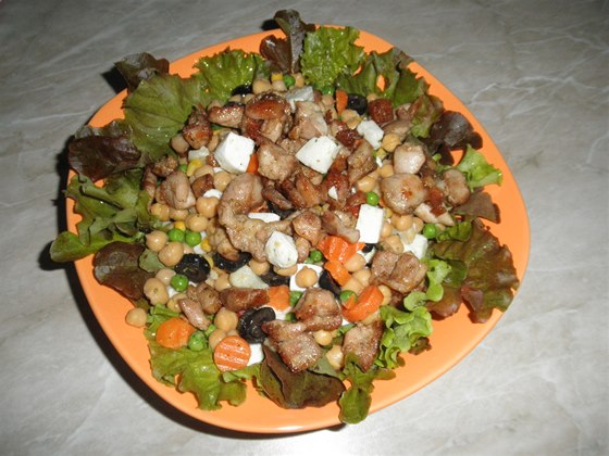 Cizrnový salát s kuecím masem
