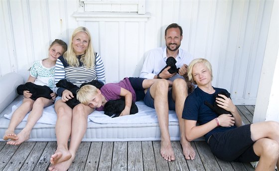 Norský korunní princ Haakon, jeho manelka princezna Mette-Marit a jejich dti...