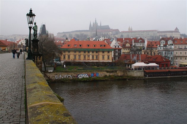 Modrá plachta, která kazila turistm fotky Hradan, konen zmizela.