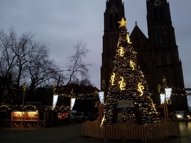 Dnes byly zahájeny vánoní trhy  v Praze 2, konkrétn na Námstí Míru. Dominantou vánoních trh je vánoní strom uprosted nkolika desítek stánk, kde je moné zakoupit napíklad adventní kalendáe, modely  betlému, výrobky umleckých emesel a typické 