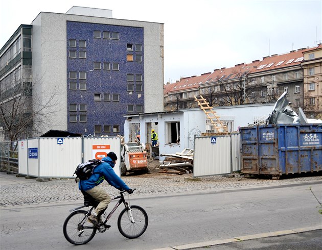 Sídlo eského institutu informatiky, robotiky a kybernetiky (CIIRC) má vzniknout v objektu bývalé prodejny Billa v Praze 6 Dejvicích. Pestavbu plánuje praské VUT. V sousedství zaaly také demoliní práce - první padla k zemi budova Vdeckého inkubátoru