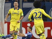 GL KAPITNA. John Terry (tet zprava), kapitn londnsk Chelsea, oslavuje...