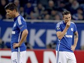 SMUTEK. Fotbalist Schalke 04 Marco Hoeger (vpravo) a Klaas-Jan Huntelaar jsou...