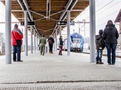 Ze tří perónů je plně zastřešený zatím jen jeden. Ze tří perónů je plně zastřešený zatím jen jeden.