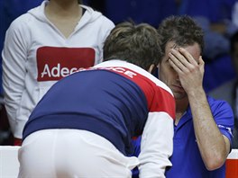 Kapitán francouzských tenist Arnaud Clement se snaí probrat Richarda...
