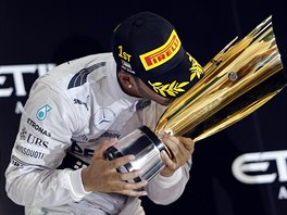 POLIBEK NA TROFEJ PRO VTZE. Lewis Hamilton je mistrem svta. Celou sezonu...