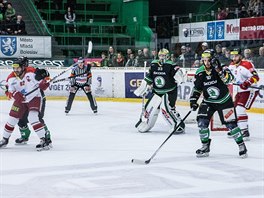 Momentka z utkn Mlad Boleslav (tmav) vs Olomouc.