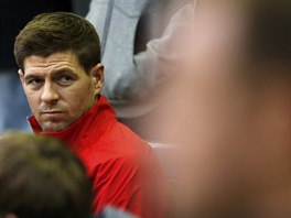 Ikona Liverpoolu Steven Gerrard na lavice