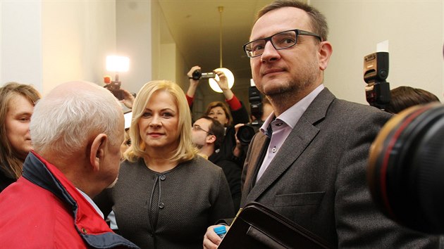 Jana Neasov (dve Nagyov) s manelem Petrem Neasem u soudu v Praze. (20. 11. 2014)