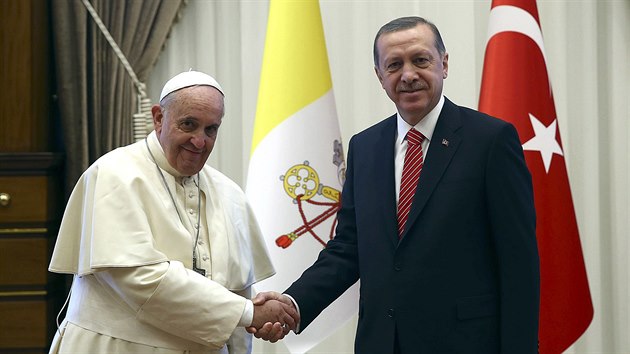 Pape Frantiek se pi nvtv Turecka setkal s prezidentem Erdoganem v jeho palci. (28. listopadu 2014)
