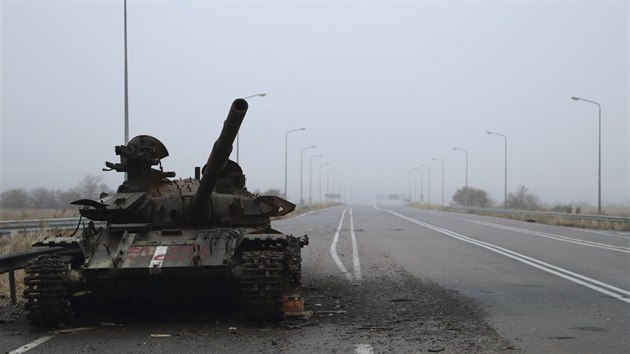Znien tank na zem tzv. Luhansk republiky (19. listopadu 2014)