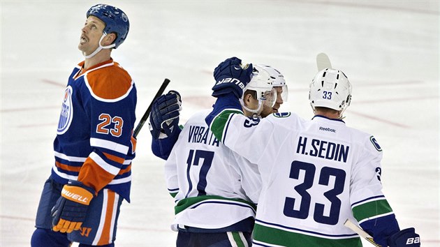 Gl slav hri Vancouveru Radim Vrbata a Henrik Sedin, Matt Hendricks z Edmontonu je zakabonn.