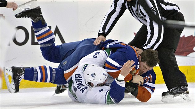 Kevin Bieksa (dole) z Vancouveru a  Andrew Ference z Edmontonu pidlali prci rozhodmu.