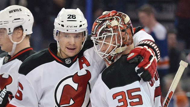 BRAVO, KMO. Cory Schneider v brance New Jersey zazil. K vychytan nule mu gratuluje Patrik Eli.