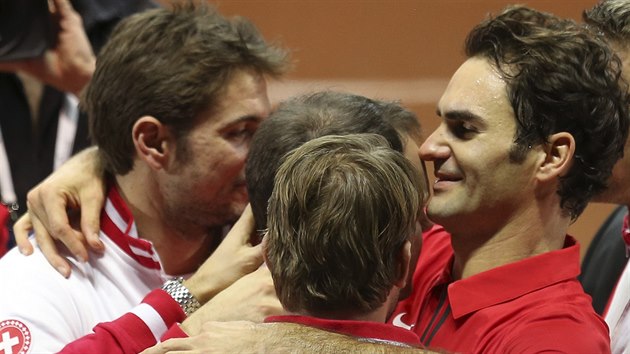 RADOSTN OBJET. vcart tenist si uvaj pocity vtz Davis Cupu. Vlevo je Stan Wawrinka, vpravo Roger Federer.