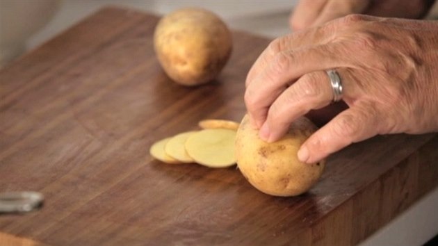 Nakrjejte dobe omyt brambory na tenk pltky.