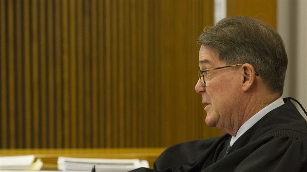 Soudce Richard McMonagle osvobodil po 39 letech Rickyho Jacksona (21. listopadu 2014).