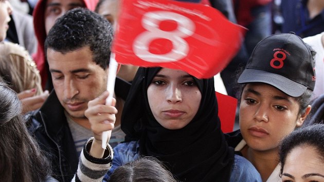 Pznivici kandidta na tuniskho prezidenta Slima Riahi (21. listopadu 2014).
