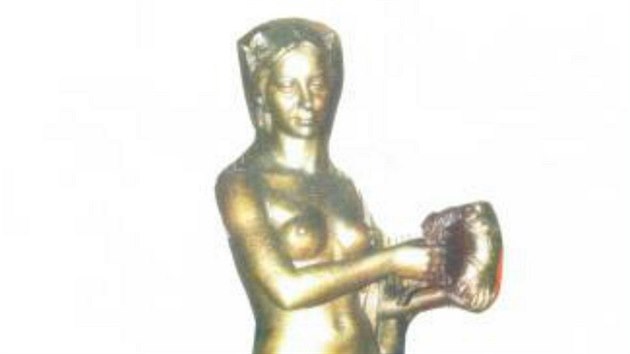 Ukraden tm dvoumetrov bronzov socha nah eny vc skoro 300 kilogram