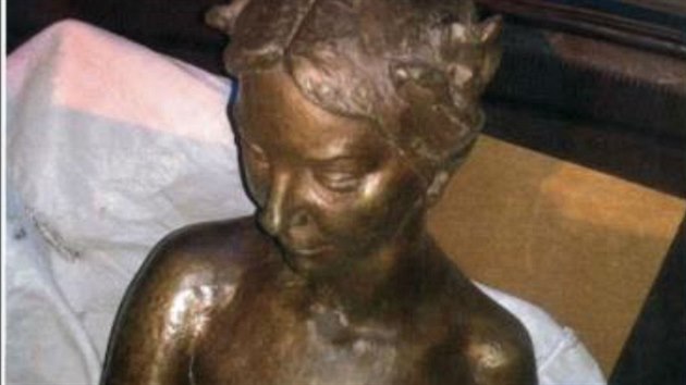 Ukraden tm dvoumetrov bronzov socha nah eny vc skoro 300 kilogram