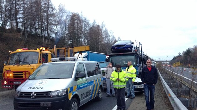 Pi nehod na 9. kilometru D11 se pevrtil kamion. Ve smru na Hradec Krlov dlnici zcela zablokoval, omezil vak dopravu i v opanm smru (21.11.2014)