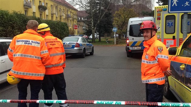 Z okna jednoho z dom na Novkov nmst v praskch Kbelch se v pondl odpoledne ozvaly vstely (24.11.2014)