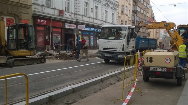 Prce na rekonstrukci trati ve tefnikov ulici finiuj. Na Arbesov nmst vznikaj nov bezbarirov zastvky (27.11.2014)