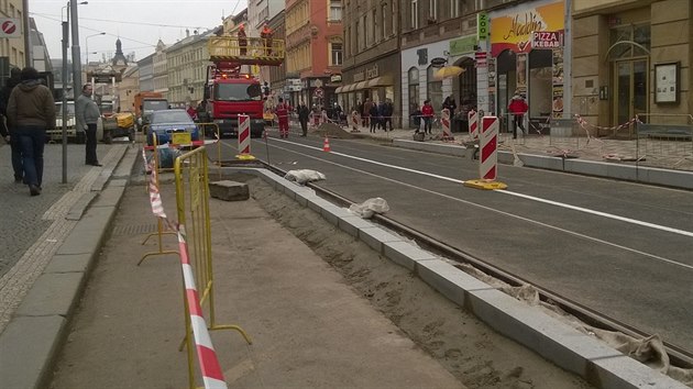 Prce na rekonstrukci trati ve tefnikov ulici finiuj. Na Arbesov nmst vznikaj nov bezbarirov zastvky (27.11.2014)