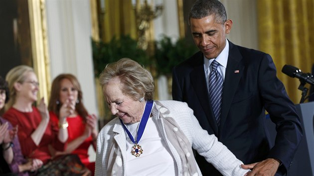 Medaili pevzala i  vdova po zavradnm sentorovi Robertu Kennedyovi Ethel Kennedyov