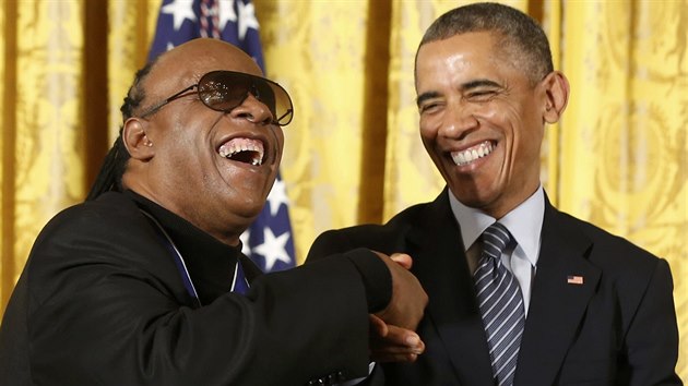 Zpvk Stevie Wonder dkuje Baracku Obamovi za Medaili svobody. (2014)